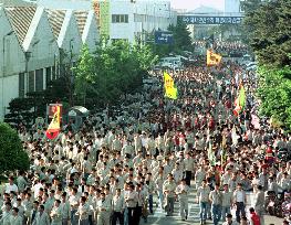 Automobile workers ready to walk